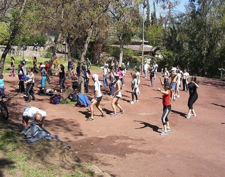 Sport in einem Park Santiagos