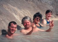 Eva und Wolfgang Gilleen genieen zusammen mit Freunden das heie Wasser mitten in der Natur (1998)